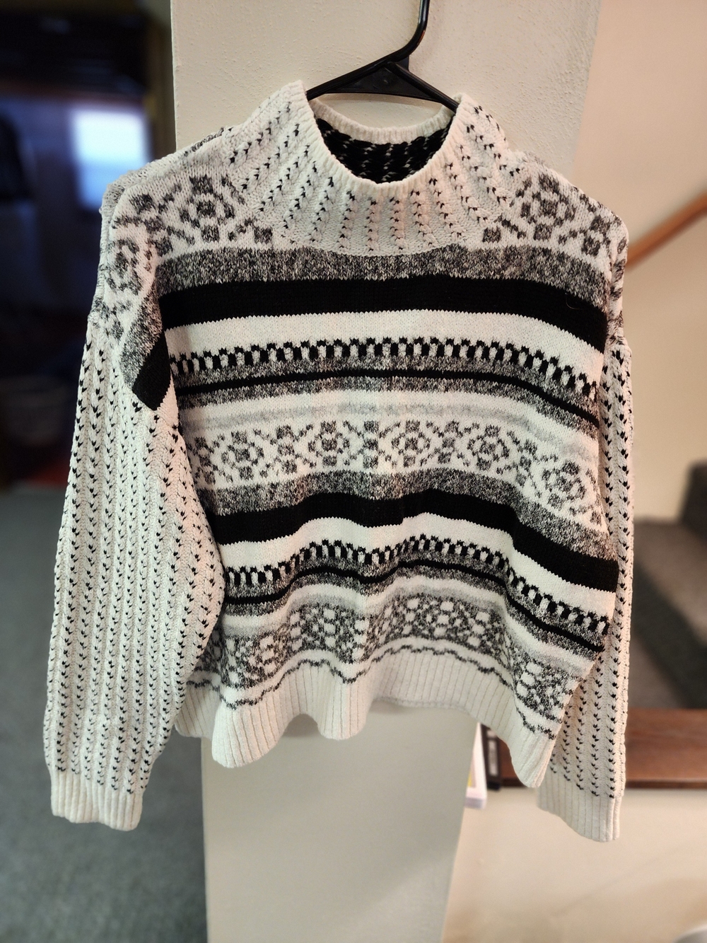 a.n.a Black and White Patterned Cropped Crewneck Sweater Sz Xxl